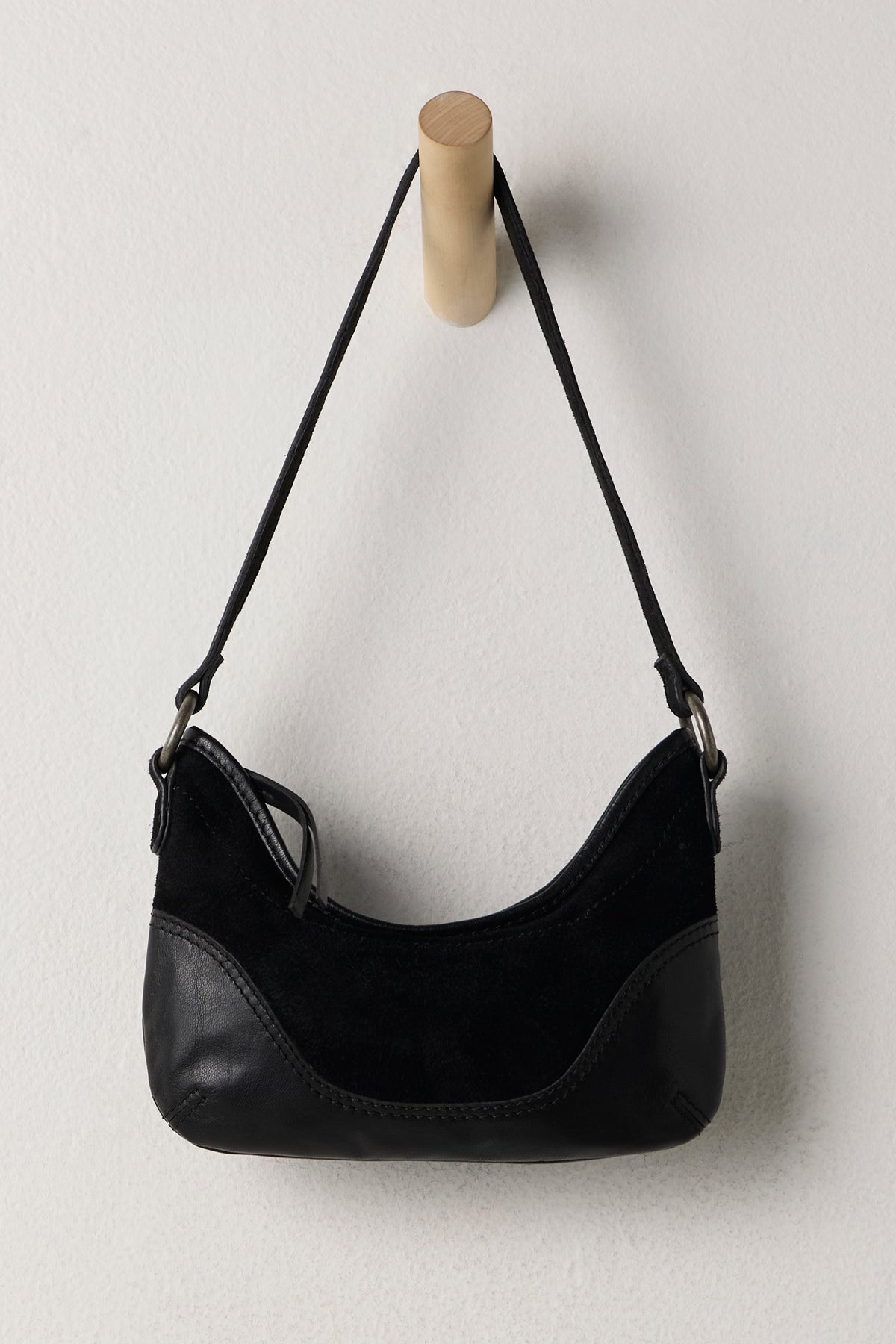 Sindy Leather Shoulder Bag in Black