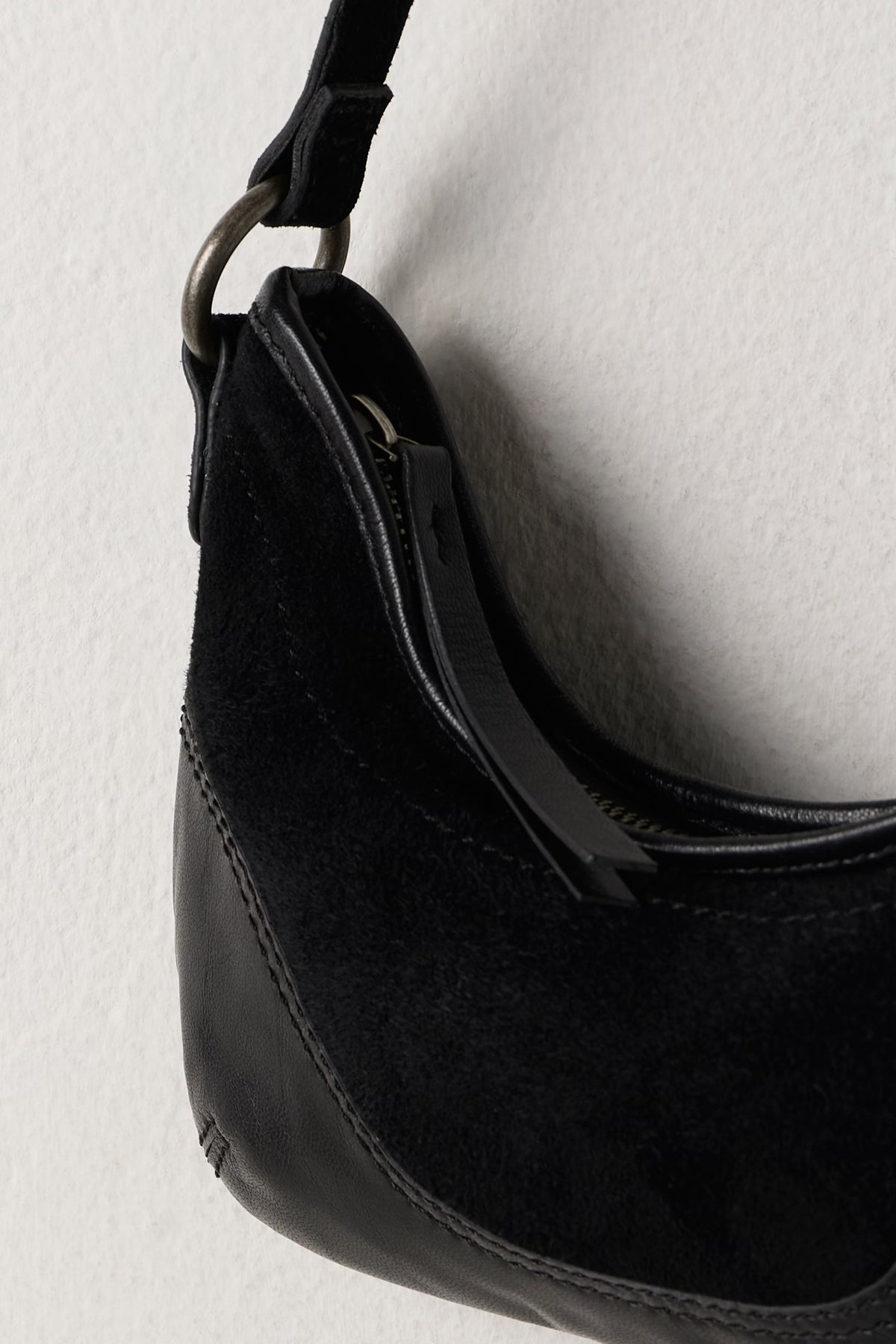 Sindy Leather Shoulder Bag in Black